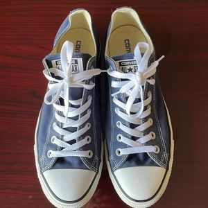 Men’s size 10 Converse All Star sneakers EUC navy blue, barely worn!